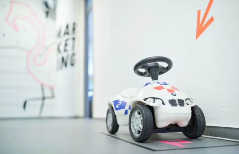 Ein Bobbycar steht in Gang des Büros.