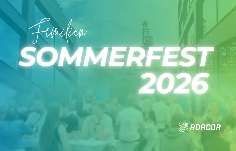 Werbegrafik zum Familien-Sommerfest 2026 mit Adacor-Logo, im Hintergrund Mitarbeitende und ihre Familien bei einer Gartenparty vor der Frankfurter Skyline.
