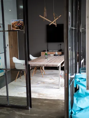 Blick in einen modern gestalteten, hellen Meetingraum.