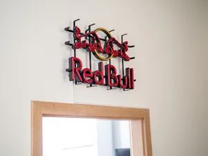 Ein Red Bull Neonlicht hängt an der Wand.