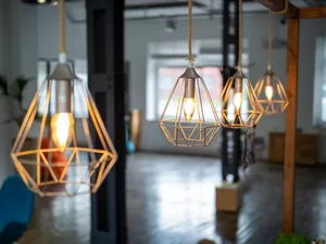 Foto in einen offenen Raum mit mehreren Lampen.
