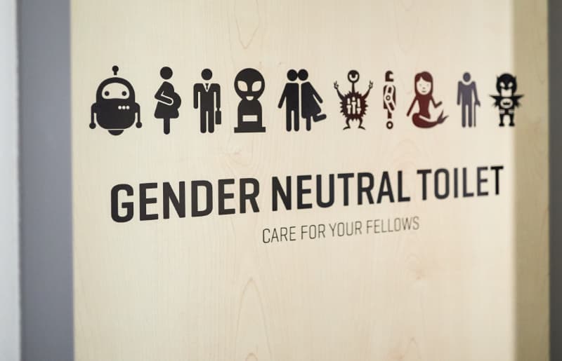 Und so starteten wir einfach aber wirkungsvoll, indem wir die WCs mit fröhlichen Schildchen als genderneutral markierten.