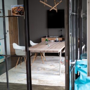 Blick in einen modern gestalteten, hellen Meetingraum.