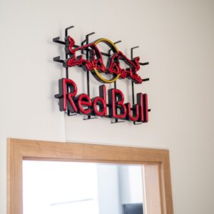 Ein Red Bull Neonlicht hängt an der Wand.