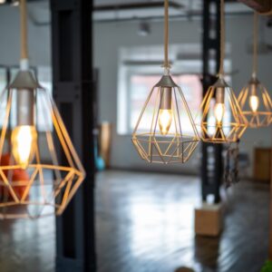 Foto in einen offenen Raum mit mehreren Lampen.