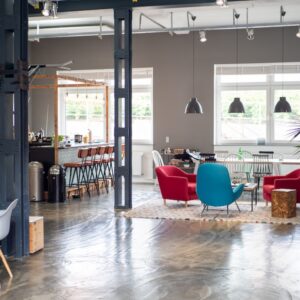 Offene Küche und Wohnzimmer-Area mit verschiedenen Sitzmöglichkeiten.