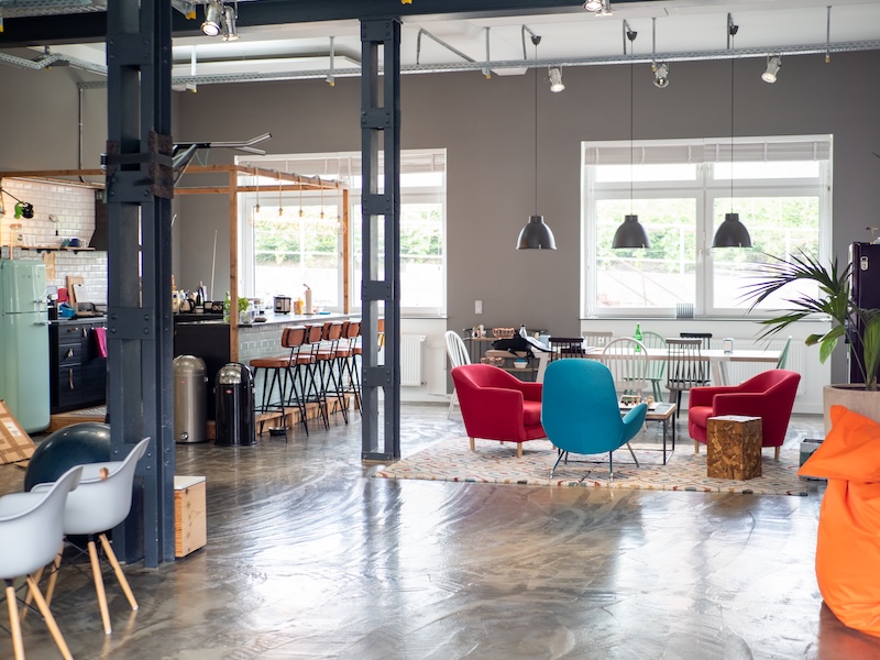 Offene Küche und Wohnzimmer-Area mit verschiedenen Sitzmöglichkeiten.